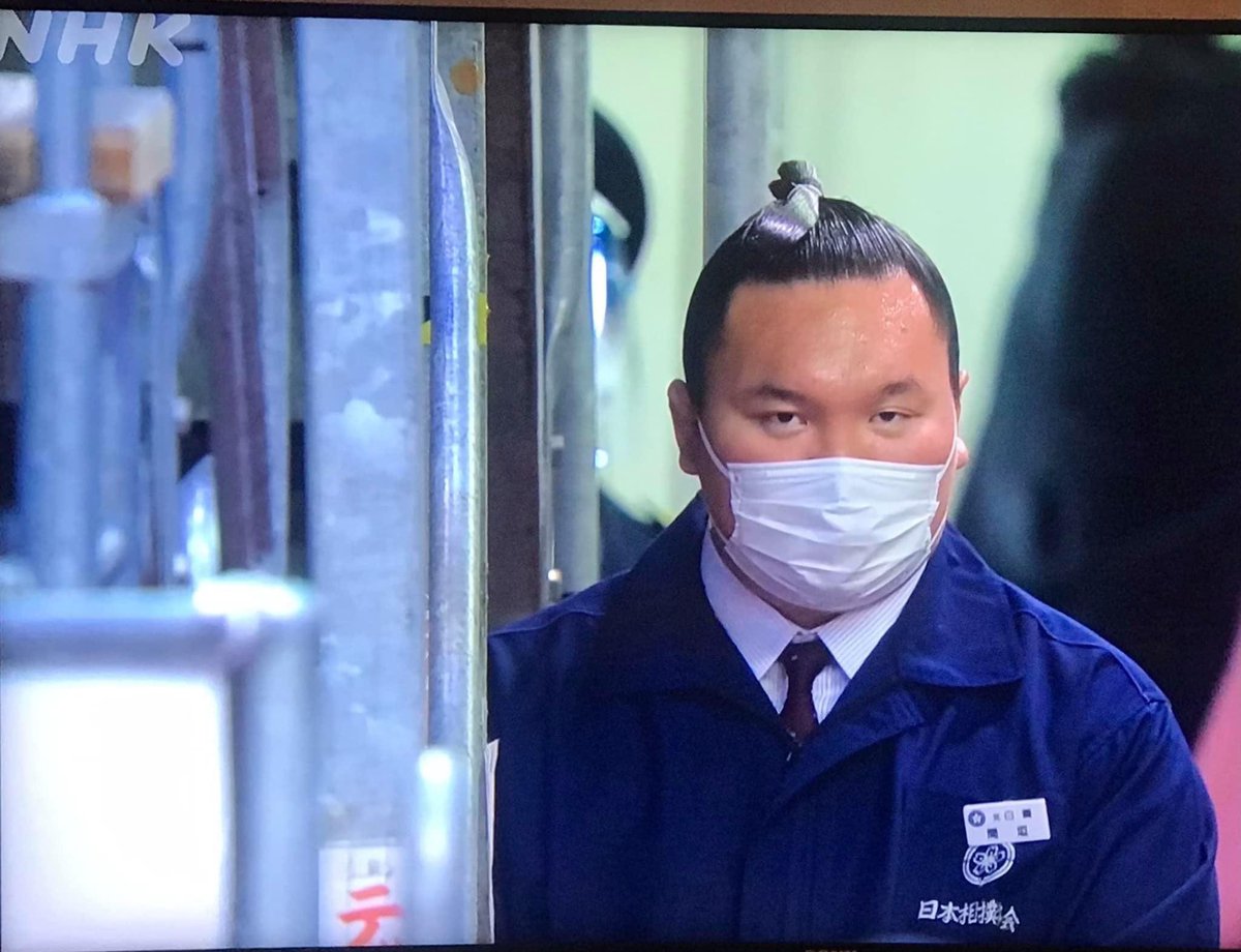 Хакүхо аварга Баруун жигүүрийн хамгаалалтанд ажиллаж байна Агуу аварга ч бай Ояаката болоод доороос эхэлнэ. Тэмцээний үеэр үүдэнд зогсоно, билет таслана, бөхчүүдийг орж гарахад харж зогсоно, үзэгчдэд туслах гээд бүх ажлыг хийж цааш дэвшинэ. Харин Монголд бол шууд л сайд, дарга.