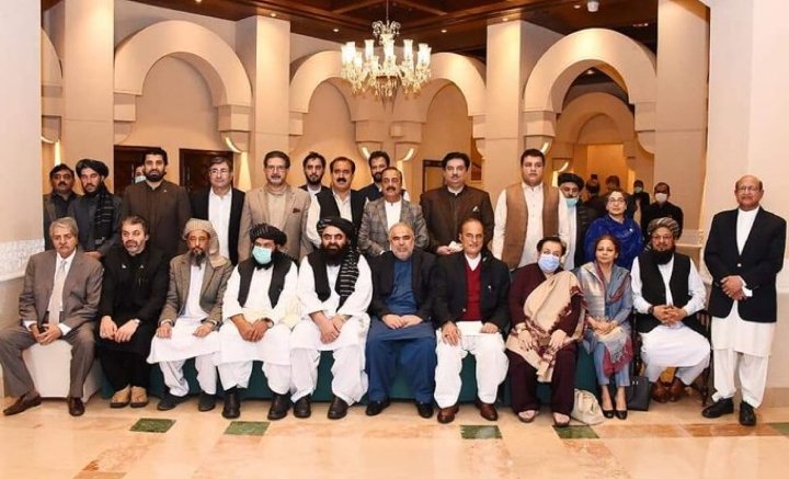 Noumannj007's tweet photo. @HamidMirPAK @ShireenMazari1 @OfficialNcoc @fslsltn @kdastgirkhan حامد میر نے ملا امیر خان متقی کیساتھ بیٹھے شخص کے تصویر کو کاٹ کر شئیر کی، تاکہ بتایا جاسکے کہ صرف شیری مزاری نے ماسک پہنا ہوا ہے https://t.co/opo9Fwe2Y4
