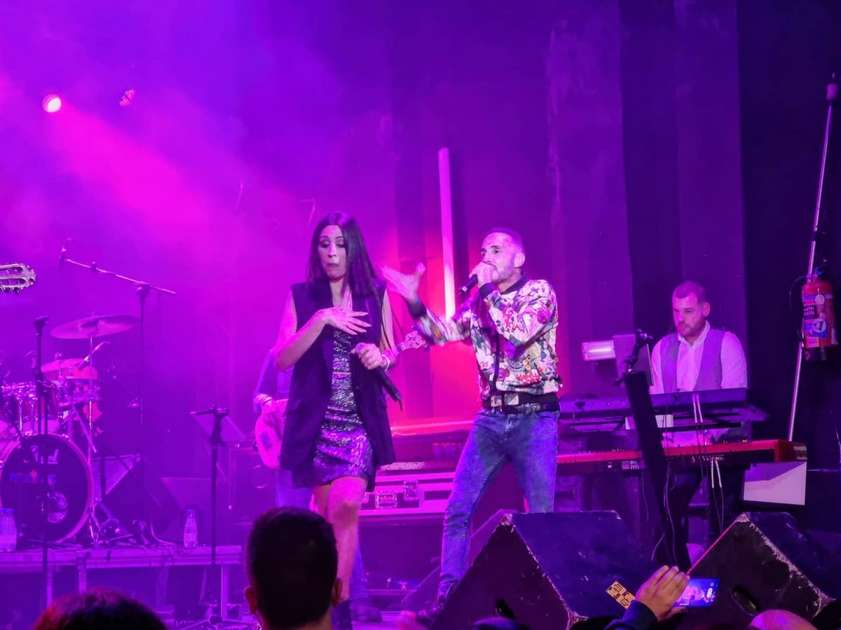 La espera mereció la pena MADRID!! Que noche mas INCREIBLE. Veros cantar y disfrutar tanto me llena la vida. Gracias a todos y a mis cimientos mas fuertes, mi equipo❤
A mi pavi @makioficial por su sorpresa y por darme la mano en un día tan especial. Os amooo!
#discodeoroloca 📀