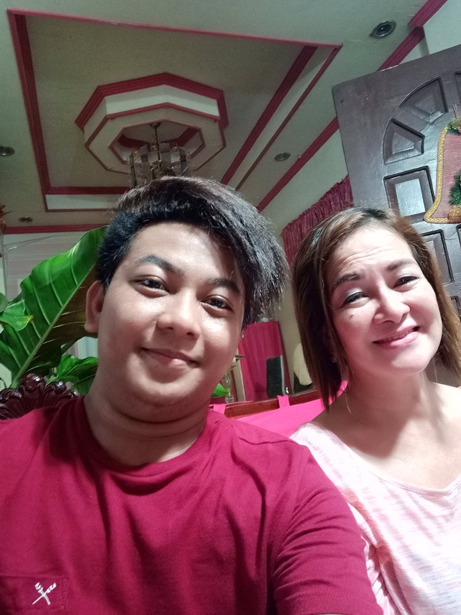 0321Criste's tweet photo. Nag selfie muna bago maki lafang! 🤣 https://t.co/Hgih1m2kt8
