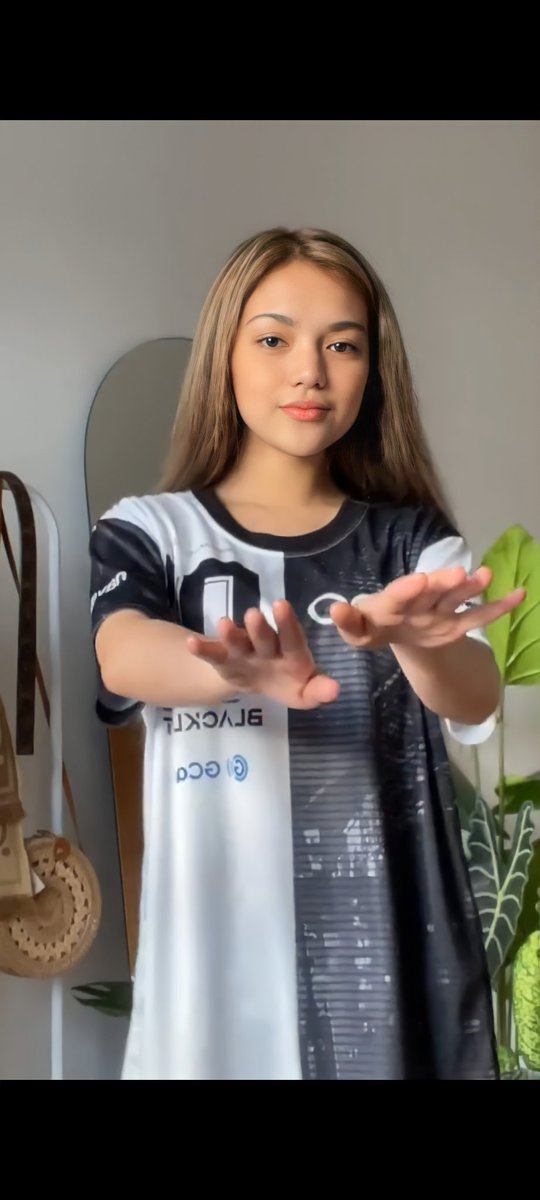 hoshiiiloves's tweet photo. ganda mo sa jersey ng blck @mikslmnc 🥺💗

buti pa 'to tsaka si h2 love na love ang veewise and sobra yung respeto nila doon sa dalawa🥺✨ oopps di makarelate yung iba diyan emz😆 https://t.co/pO0uBIA7Qe