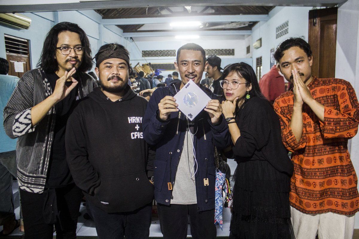 el-woyooo 🍉 (@woyooo11) on Twitter photo Ini foto pas <a href="/rubahdiselatan/">RUBAH DI SELATAN</a> merilis CD Album Anthera di gelaran Record Store Day 🔥
13 Apr 2019 at Gedung 14, Krapyak Wetan, Jogja.
📸 by Mbak Gevi Ini foto pas <a href="/rubahdiselatan/">RUBAH DI SELATAN</a> merilis CD Album Anthera di gelaran Record Store Day 🔥
13 Apr 2019 at Gedung 14, Krapyak Wetan, Jogja.
📸 by Mbak Gevi
