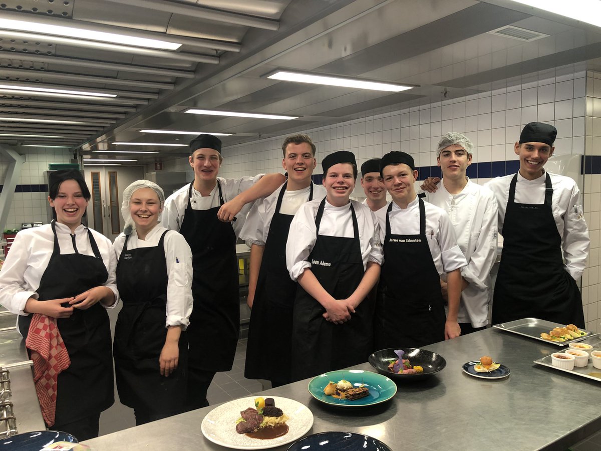 RocTwenteHoreca's tweet photo. 👆Vanaf volgende week zullen onze diners een half uur eerder starten. Dat betekent dat wij u om 17.00 uur ontvangen. Om 19.45 nemen we afscheid van onze gasten. 
Een mondkapje 😷 is verplicht in ons ROC van Twente gebouw. Lees verder 👉 https://t.co/k2Q5eDFQsG #rocvt https://t.co/TH5l0wpMux