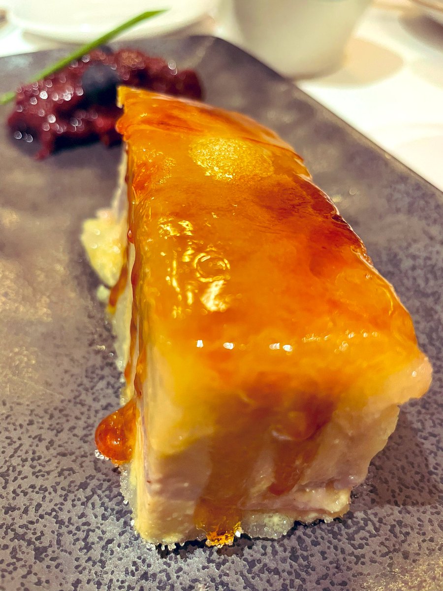 dvillarrib's tweet photo. Segunda Cena Navidad:
Ostras guillemet núm 3, termina de Foie con anguila ahumada, morro de bacalao con sanfaina y Teixar.
#hardworksummum #olive #barcelona #summum #ostras #teixar #foie #lifestyle #Navidad2021 https://t.co/997g39IhFt