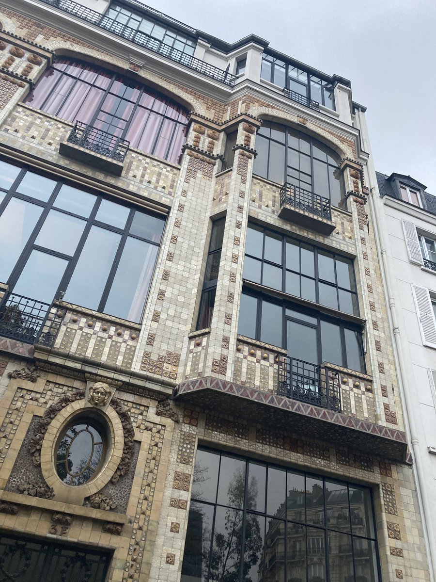 Paris XIV, rue Campagne-Première.
Le blockhaus de 2021, à 21 500 balles le mètres carré.
Le Montparnasse historique en face...
#saccageparis 🤮