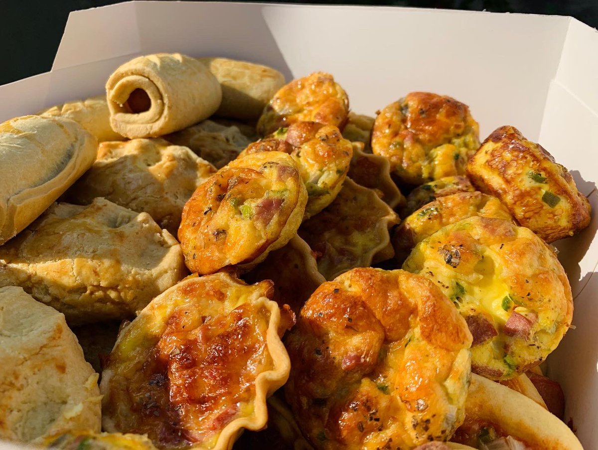 OventimeG's tweet image. 😻Varieties 💯. A pastry lover 💯
Swipe &amp;gt;&amp;gt; to see feedback 😻
.
📌Meat pie 
📌mini frittata 
📌mini pizza 
📌sausage rolls 
📌mini quiche 
📌butter cookies 
.
#pastry #customized #customizedpackage #oventime_gh