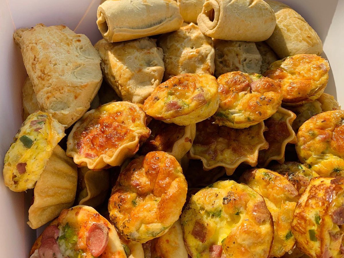 OventimeG's tweet image. 😻Varieties 💯. A pastry lover 💯
Swipe &amp;gt;&amp;gt; to see feedback 😻
.
📌Meat pie 
📌mini frittata 
📌mini pizza 
📌sausage rolls 
📌mini quiche 
📌butter cookies 
.
#pastry #customized #customizedpackage #oventime_gh