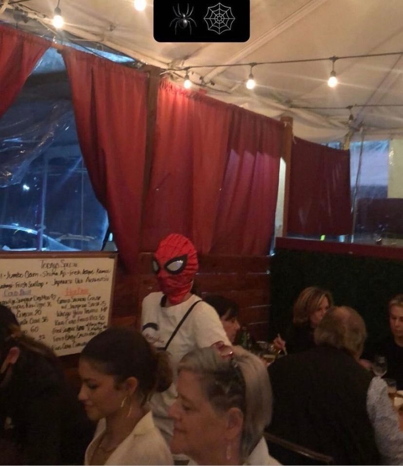 TASMFELICIA's tweet photo. TOBEY E ZENDAYA NO MESMO LOCAL?!?! O QUE TA ACONTECENDO? .#SpiderManNoWayHome https://t.co/IP6ypLsNTc