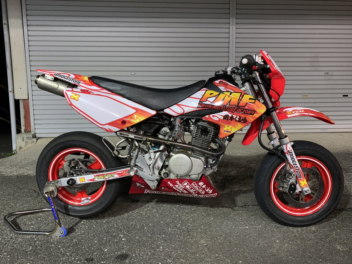 coco0321mh's tweet photo. 今年のグラフィックが完成しました♪

プロヘッドのXR100モタ軍団
超かっこいい〜！！

中でも私のバイクが1番かっこいい🤤❤️ https://t.co/JmEFbRtTwC