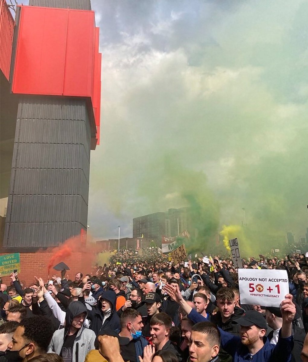 Utd_Optimist's tweet photo. What Phil Jones thinks his testimonial attendance would be vs What it'd actually be https://t.co/ApQSgYnisT