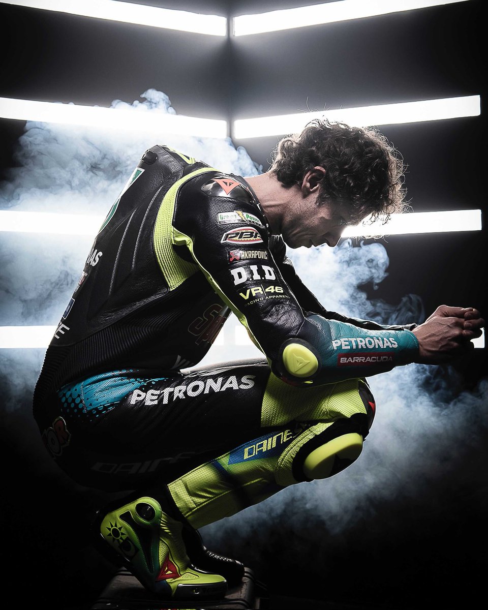 Malam ini akan menjadi balapan terakhir Valentino Rossi di MotoGP.

🗣️“Sayangnya, itu (mengalah) tidak mungkin. Namun, jika mereka (20 pembalap) memberiku podium, aku sangat senang karena itu merupakan podium ke-200 di MotoGP."

- kata Valentino Rossi sambil tersenyum 😭