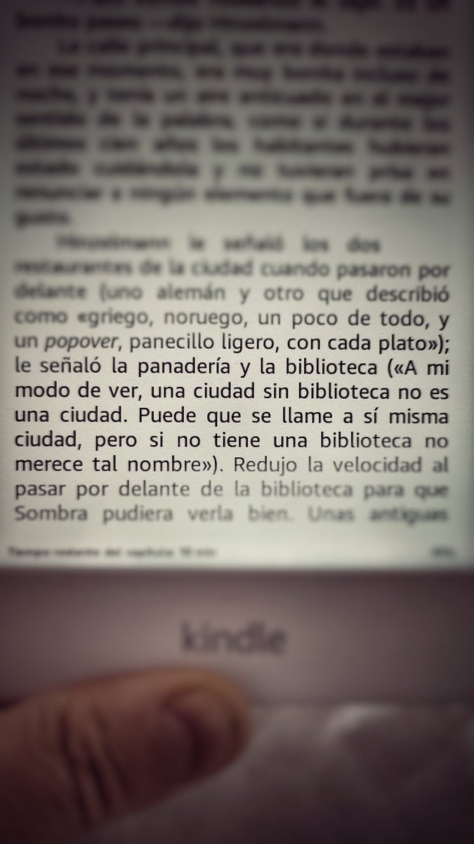 Oliver_UCM's tweet photo. Mira que me está gustando American Gods de @neilhimself, pero ahora mismo me ha enamorado 😍 
La frase queda a buen recaudo 🔏
#bibliotecas #NeilGaiman #AmericanGods https://t.co/D0COtwRF9B