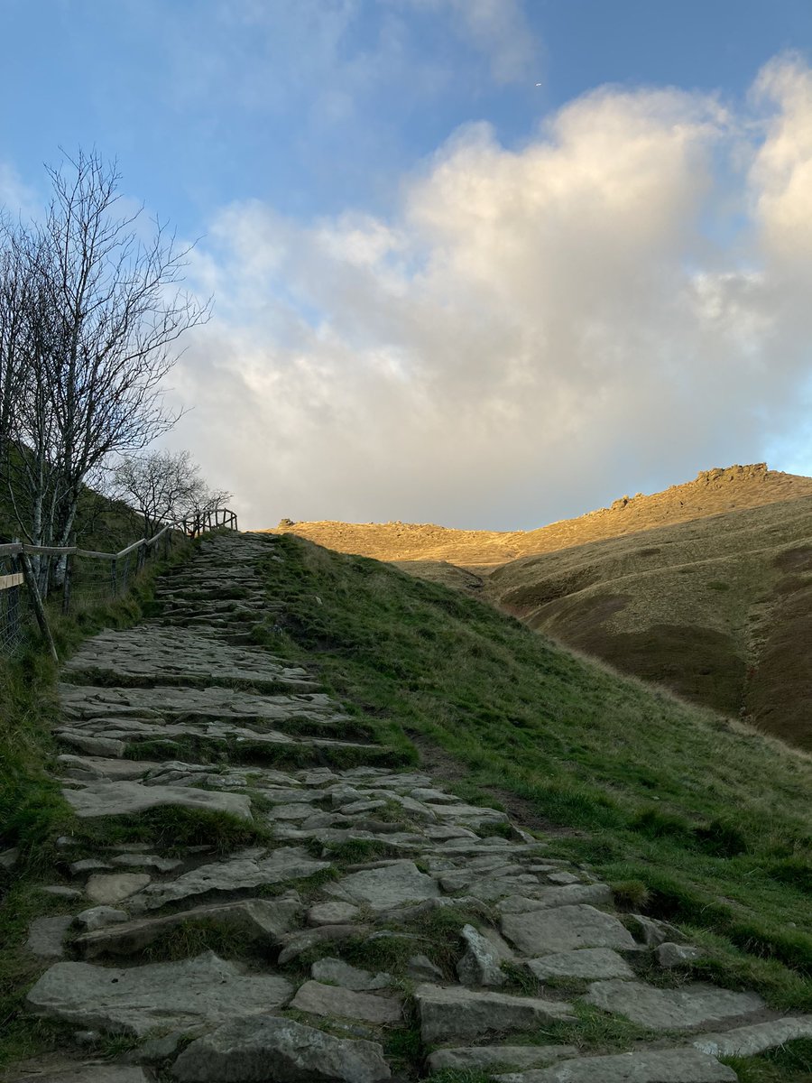 VanessaSingle10's tweet photo. A lovely afternoon’s walk from Edale up to Jacob’s Ladder yesterday! Such a beautiful day to blow away the cobwebs. https://t.co/i6OOZJ1B97