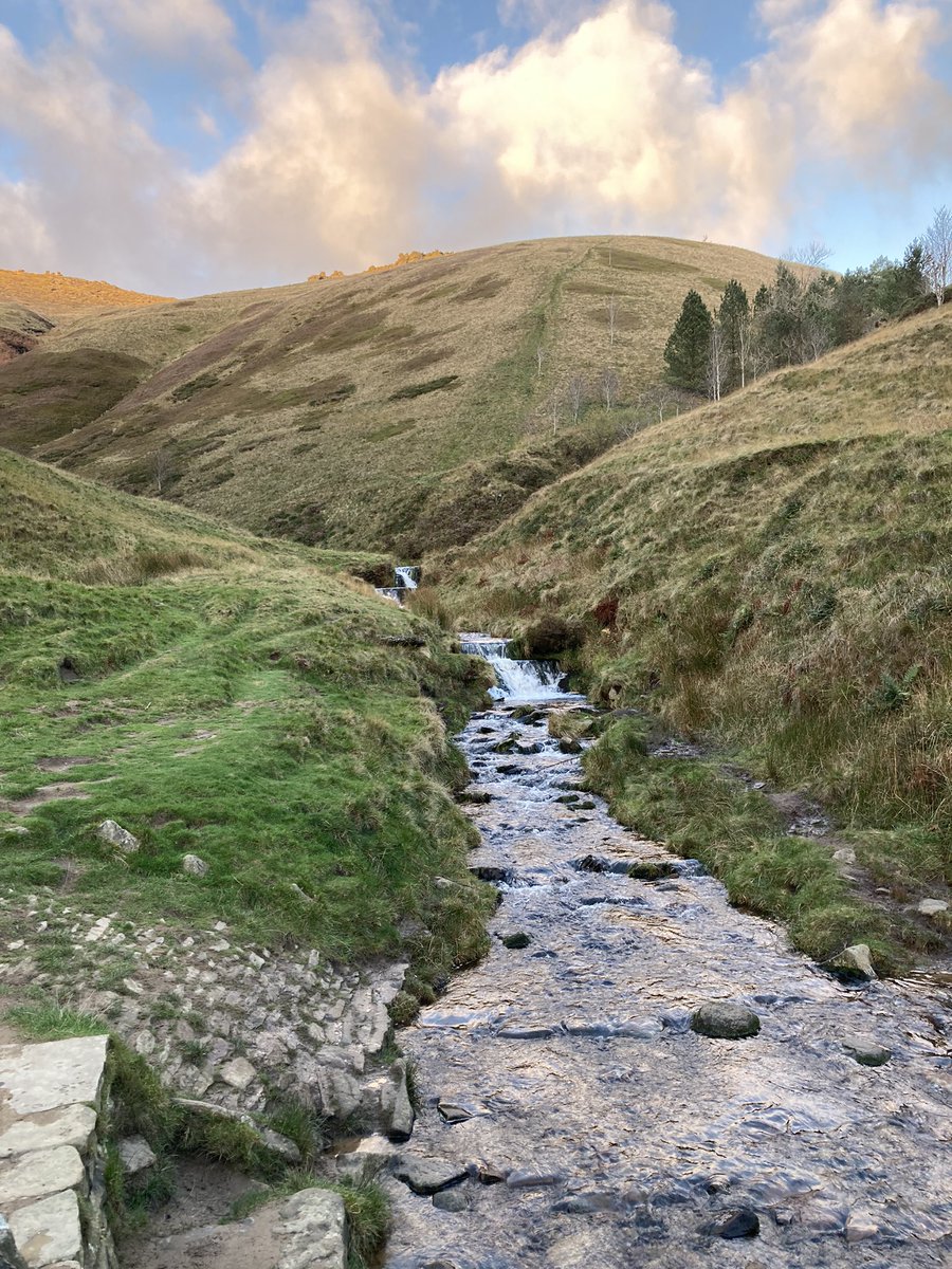 VanessaSingle10's tweet photo. A lovely afternoon’s walk from Edale up to Jacob’s Ladder yesterday! Such a beautiful day to blow away the cobwebs. https://t.co/i6OOZJ1B97