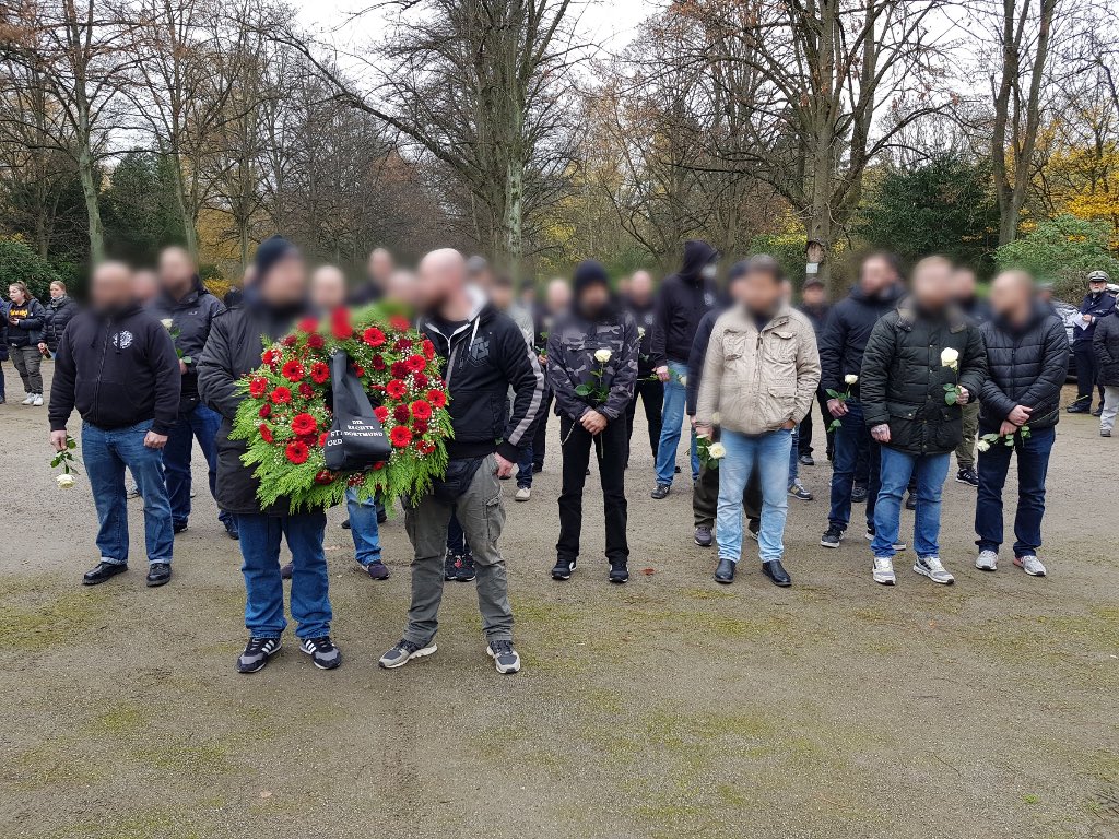 dortmundsrechte's tweet photo. Am heutigen Volkstrauertag versammelten sich rund 40 Nationalisten am Dortmunder Hauptfriedhof, um ein ehrenhaftes Gedenken durchzuführen. #Dortmund #Volkstrauertag #Dierechte https://t.co/wyIcccFsdT