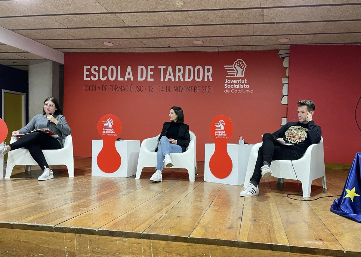 Gràcies <a href="/jsccatalunya/">JSC /❤️</a> per convidar-nos amb l’<a href="/aliciahoms/">Alícia Homs</a> a l’Escola de Tardor. Sempre és un plaer tornar a casa i parlar d’Europa i els reptes de la socialdemocràcia amb tants companys/es compromesos amb els nostres valors europeístes 🌹🇪🇺 <a href="/YESocialists/">Young European Socialists</a>