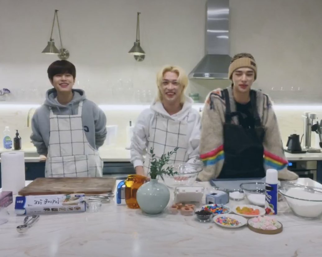 SEUNGM1NE2's tweet photo. THEY ARE GOING TO MAKE COOKIES 😂😂😂😂 https://t.co/A87Vo8xfxV