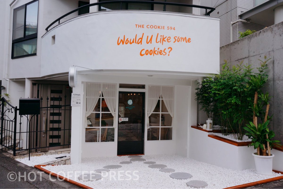 HOTCOFFEEPRESS3's tweet photo. 原宿/表参道エリアにある #thecookie594 🍪 
内装はまるで韓国！シンプルだけど可愛いお店に、手作りのホームメイドクッキーが美味しすぎる🤍
店員さんおすすめの食べ方はクリームラテにクッキーをディップ🐶🍦

記事はこちらから
☞ https://t.co/90ODCsGy7O

#原宿カフェ #表参道カフェ #韓国カフェ https://t.co/6eMRz7Ulwf
