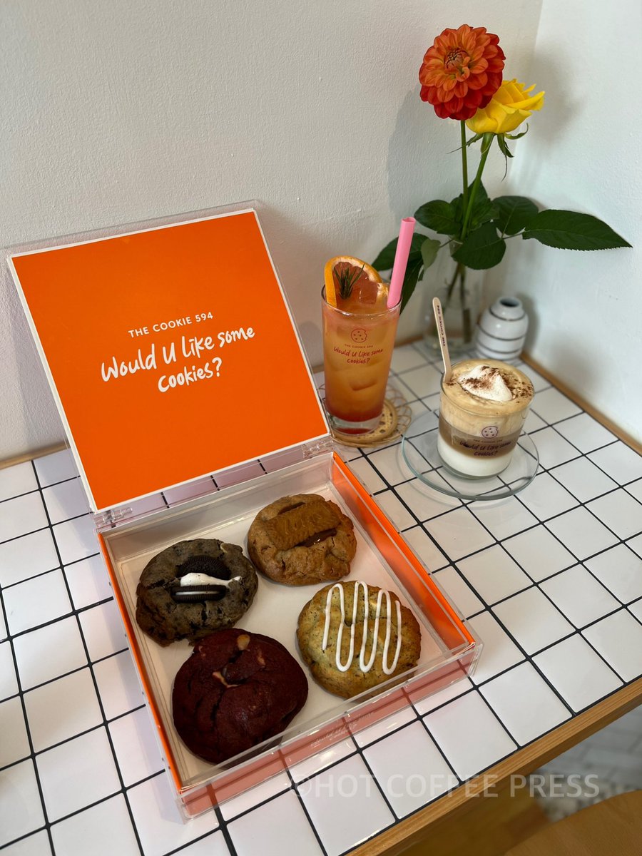 HOTCOFFEEPRESS3's tweet photo. 原宿/表参道エリアにある #thecookie594 🍪 
内装はまるで韓国！シンプルだけど可愛いお店に、手作りのホームメイドクッキーが美味しすぎる🤍
店員さんおすすめの食べ方はクリームラテにクッキーをディップ🐶🍦

記事はこちらから
☞ https://t.co/90ODCsGy7O

#原宿カフェ #表参道カフェ #韓国カフェ https://t.co/6eMRz7Ulwf