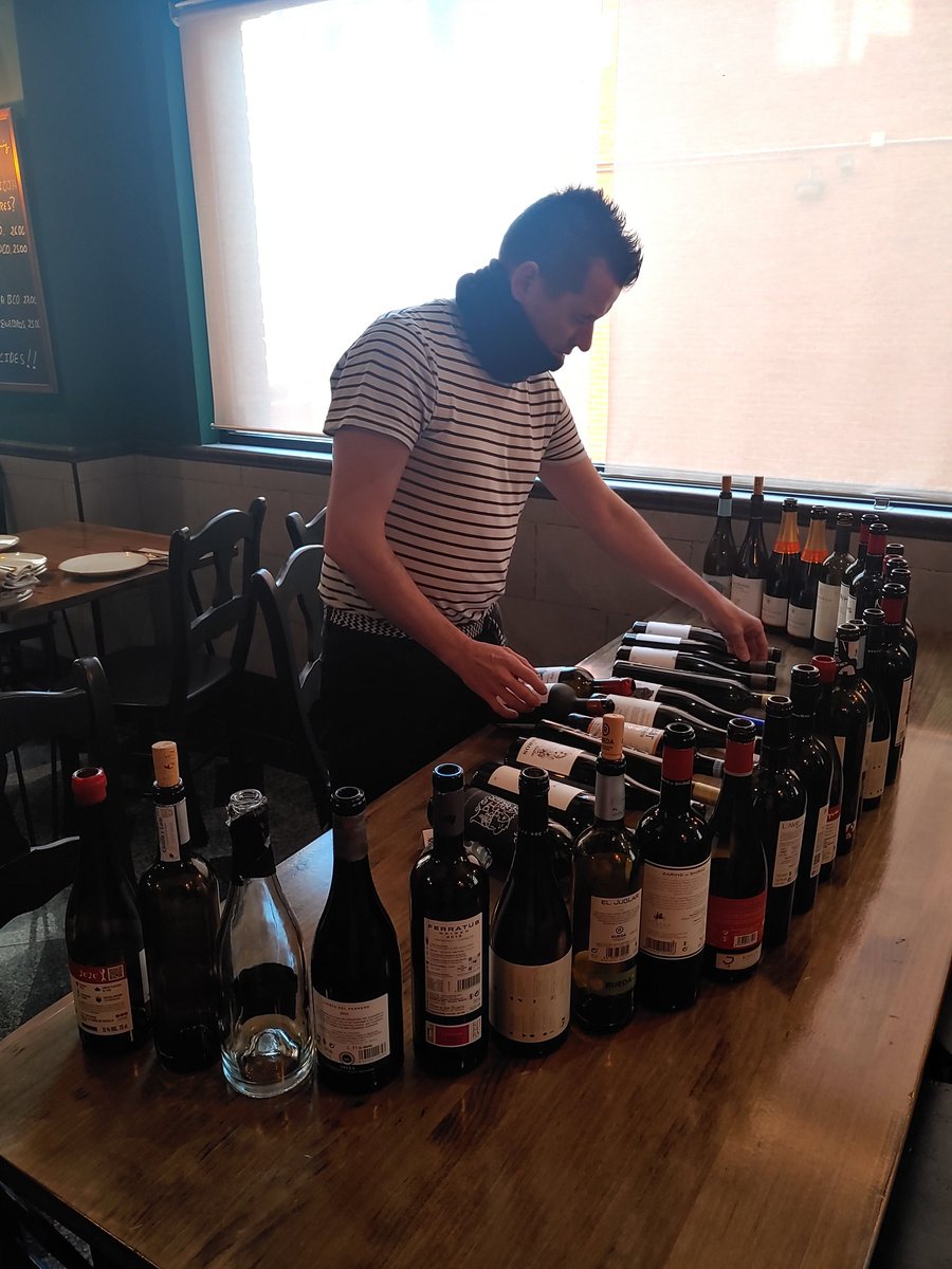 Aquí tenéis a @raulgrapes preparando orgulloso su bodegón.

Si es que dejarse aconsejar por él es todo un acierto.