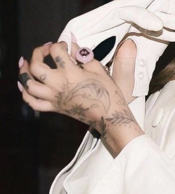 salinasimonnn's tweet photo. ariana grande’s hand tattoos https://t.co/rpcBVYqlOd
