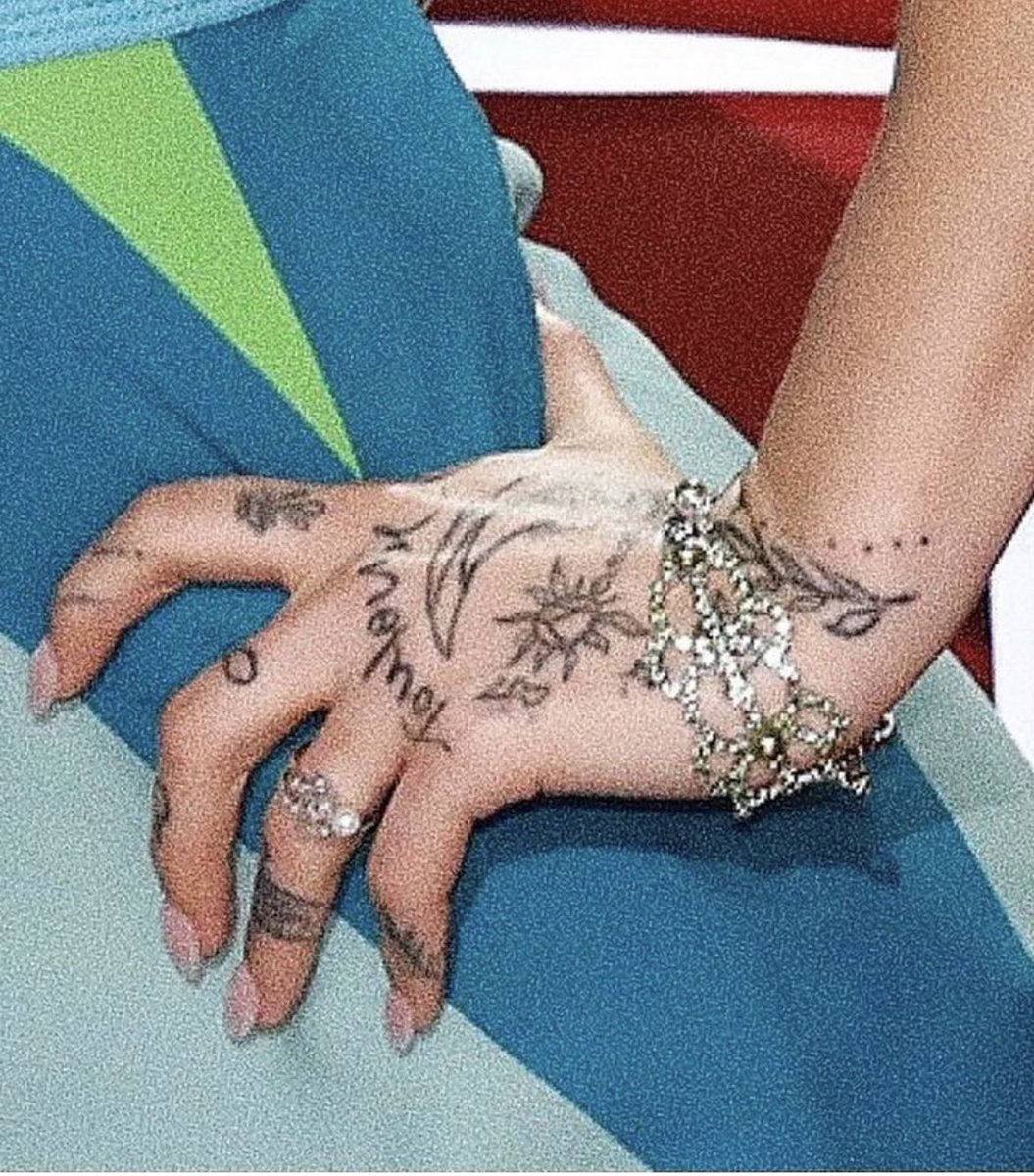 salinasimonnn's tweet photo. ariana grande’s hand tattoos https://t.co/rpcBVYqlOd