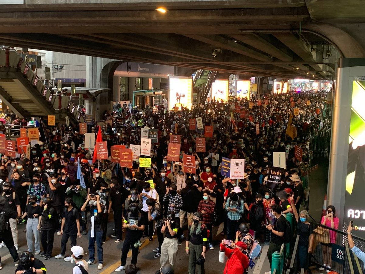 pinkypig_lll_'s tweet image. 'ยุคสมัยแห่งการเปลี่ยนแปลงมาถึงแล้ว สายธารแห่งประชาธิปไตยอันไหลเชี่ยวมิอาจหยุดยั้งได้ และเมื่อฟ้าสีทองผ่องอำไพ ราษฎรจะเป็นใหญ่ในแผ่นดิน'
#ม็อบ14พฤศจิกา64 #ม็อบ14พฤศจิกายน #ยกเลิก112 
#ปฏิรูปไม่เท่ากับล้มล้าง