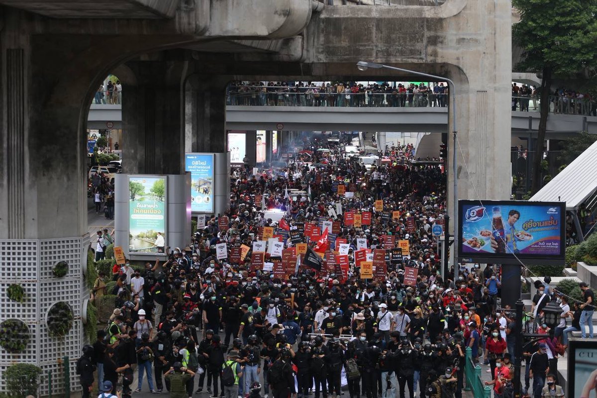 pinkypig_lll_'s tweet image. 'ยุคสมัยแห่งการเปลี่ยนแปลงมาถึงแล้ว สายธารแห่งประชาธิปไตยอันไหลเชี่ยวมิอาจหยุดยั้งได้ และเมื่อฟ้าสีทองผ่องอำไพ ราษฎรจะเป็นใหญ่ในแผ่นดิน'
#ม็อบ14พฤศจิกา64 #ม็อบ14พฤศจิกายน #ยกเลิก112 
#ปฏิรูปไม่เท่ากับล้มล้าง