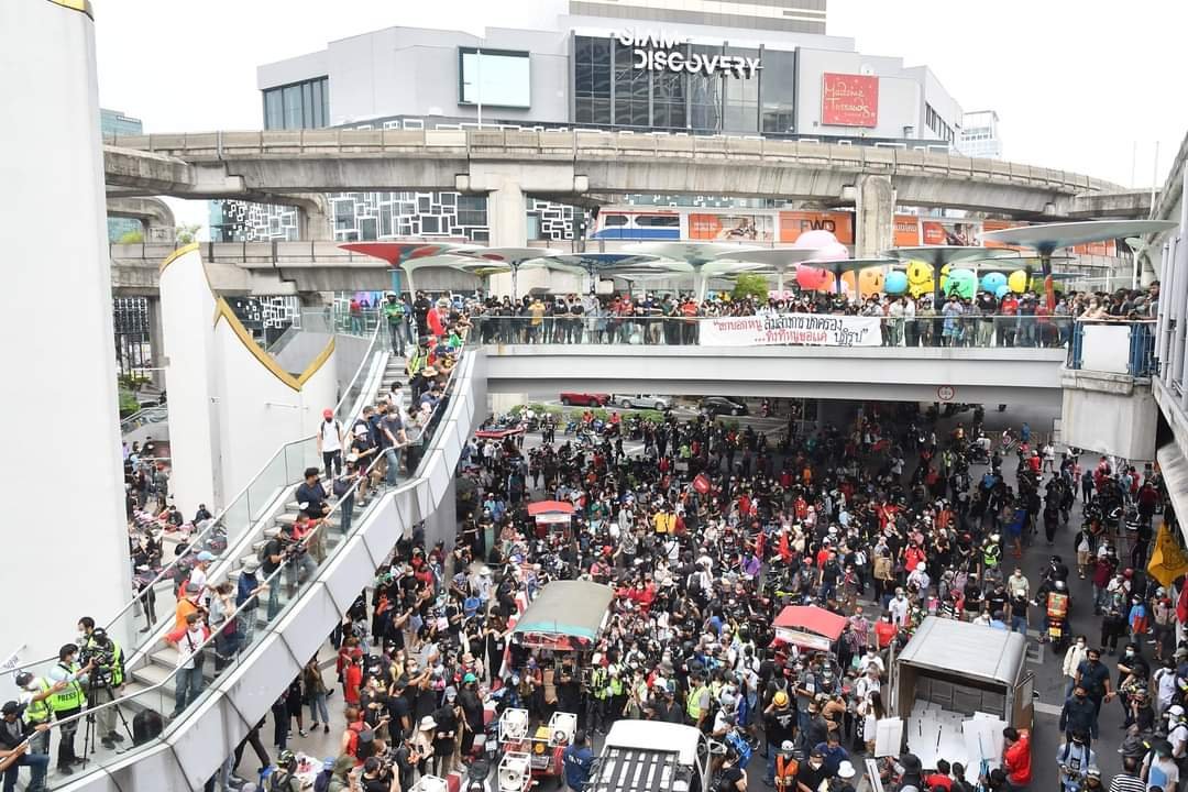 pinkypig_lll_'s tweet image. 'ยุคสมัยแห่งการเปลี่ยนแปลงมาถึงแล้ว สายธารแห่งประชาธิปไตยอันไหลเชี่ยวมิอาจหยุดยั้งได้ และเมื่อฟ้าสีทองผ่องอำไพ ราษฎรจะเป็นใหญ่ในแผ่นดิน'
#ม็อบ14พฤศจิกา64 #ม็อบ14พฤศจิกายน #ยกเลิก112 
#ปฏิรูปไม่เท่ากับล้มล้าง