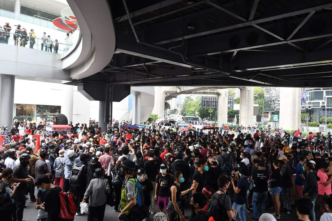 pinkypig_lll_'s tweet image. 'ยุคสมัยแห่งการเปลี่ยนแปลงมาถึงแล้ว สายธารแห่งประชาธิปไตยอันไหลเชี่ยวมิอาจหยุดยั้งได้ และเมื่อฟ้าสีทองผ่องอำไพ ราษฎรจะเป็นใหญ่ในแผ่นดิน'
#ม็อบ14พฤศจิกา64 #ม็อบ14พฤศจิกายน #ยกเลิก112 
#ปฏิรูปไม่เท่ากับล้มล้าง