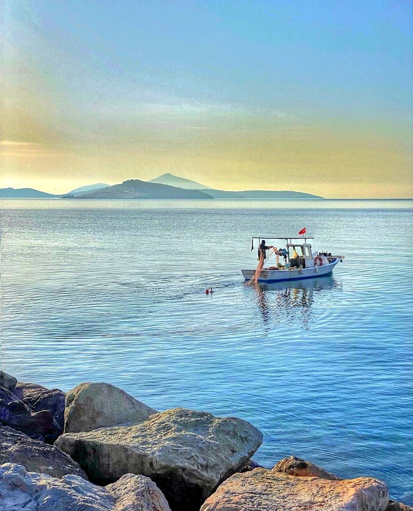 BodrumBel's tweet photo. "Gün olur, alır başımı giderim,
Denizden yeni çıkmış ağların kokusunda."
#OrhanVeli

Özlemle... https://t.co/jJNKN8B6kw