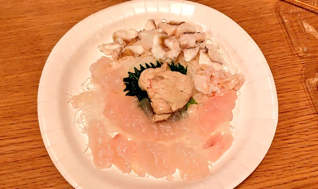 ケロさわ 大漁だった Gahoo31 氏からおすそわけ カワハギ キモ 皮の湯引き そしてキジハタ ごちそうさまでした 大変おいしゅうございました T Co A37grw4suf Twitter