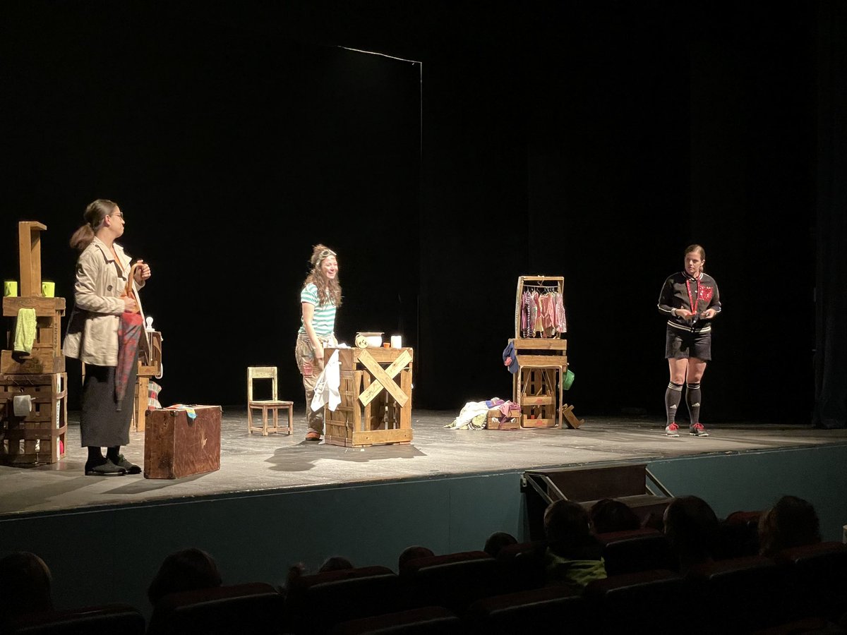 Aj_Ripoll's tweet photo. 🎭 Aquest migdia, teatre per a tota la família al #Comtal de #Ripoll! Amb l’obra “Les Supertietes”, de la companyia @LesBianchis (a partir de “Contes infantils contra tot pronòstic” d’Empar Moliner). 

#CulturaSegura #RipollÉsCultura https://t.co/8zEC1dlLD7