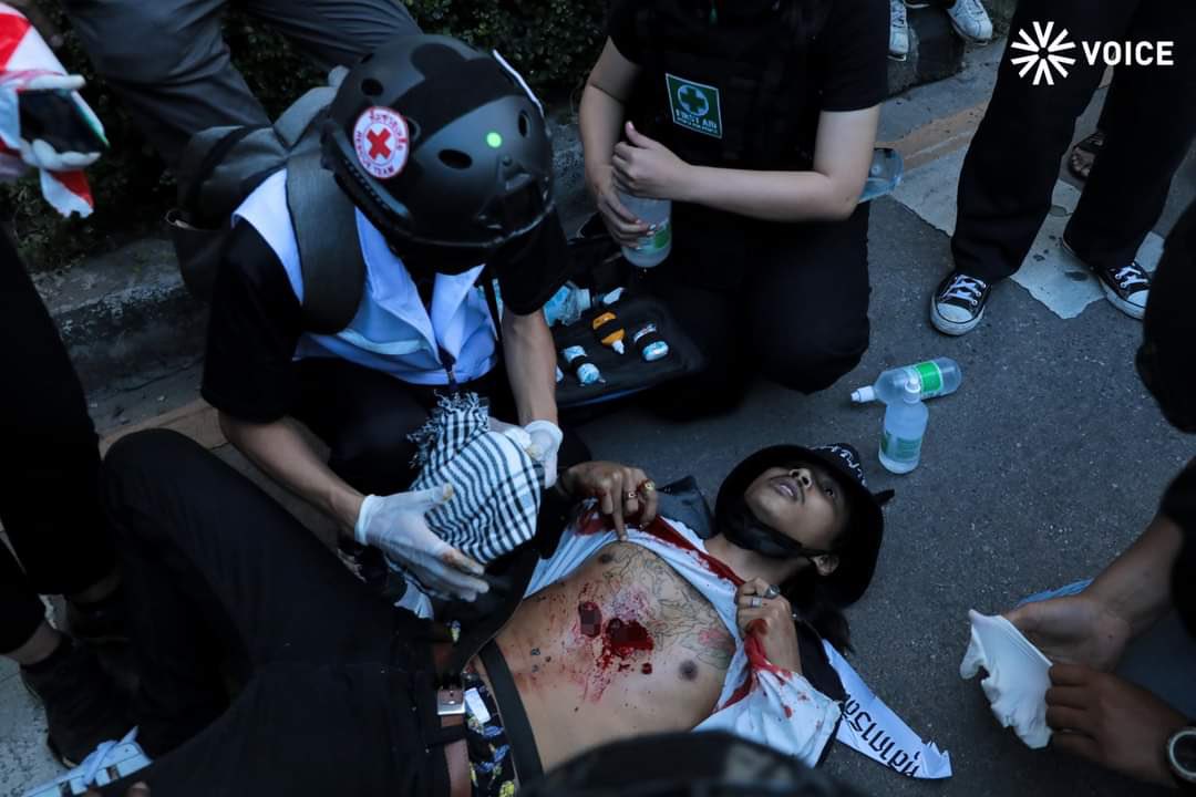 todayisnahm's tweet photo. Unarmed citizens were shot by the police 
#WhatsHappeningInThailand #ม็อบ14พฤศจิกา64 https://t.co/CuojzqGLsq