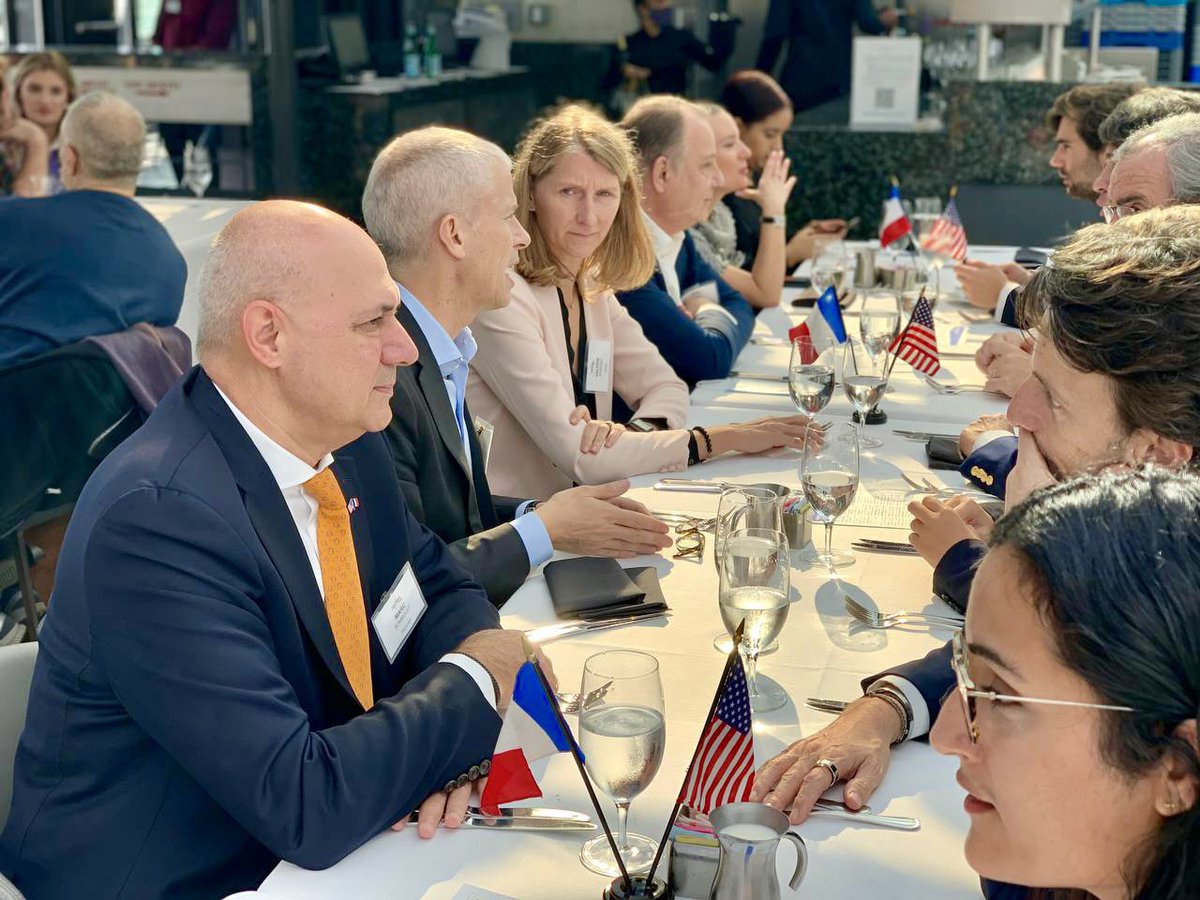 franckriester's tweet photo. Bonne nouvelle! Avec la réouverture des frontières, c’est aussi la reprise des départs VIE vers les 🇺🇸. J’ai échangé avec les entreprises 🇫🇷 de la @faccnyc, fidèles à ce dispositif, et les jeunes talents pour qu’ils profitent de ce tremplin unique vers l’international ! 🗽 https://t.co/fk6u4pHB3C