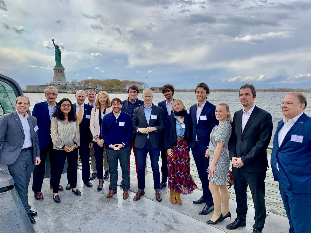 franckriester's tweet photo. Bonne nouvelle! Avec la réouverture des frontières, c’est aussi la reprise des départs VIE vers les 🇺🇸. J’ai échangé avec les entreprises 🇫🇷 de la @faccnyc, fidèles à ce dispositif, et les jeunes talents pour qu’ils profitent de ce tremplin unique vers l’international ! 🗽 https://t.co/fk6u4pHB3C