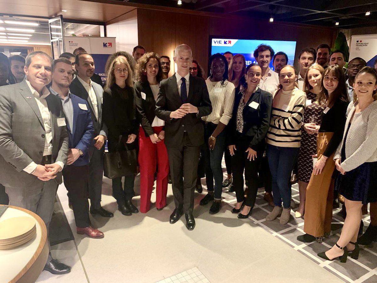 franckriester's tweet photo. Bonne nouvelle! Avec la réouverture des frontières, c’est aussi la reprise des départs VIE vers les 🇺🇸. J’ai échangé avec les entreprises 🇫🇷 de la @faccnyc, fidèles à ce dispositif, et les jeunes talents pour qu’ils profitent de ce tremplin unique vers l’international ! 🗽 https://t.co/fk6u4pHB3C
