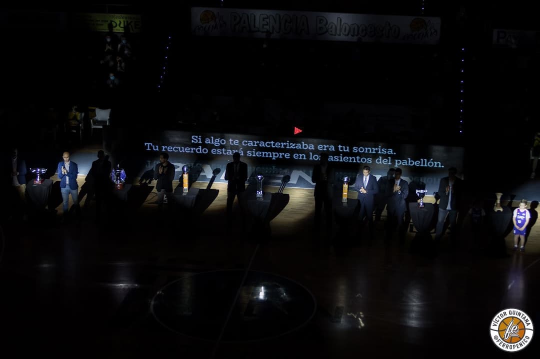 Palencia_Basket's tweet photo. Ayer vivimos un partido muy especial. 

Pudimos homenajear a Fernando Martínez-Zulaica que se llevó el aplauso y el cariño de todos los que saben que es una persona que hizo un poquito más grande esta ciudad y este deporte. 

Siempre estarás con nosotros, Fernando. 💜 https://t.co/SWPNcAclu8