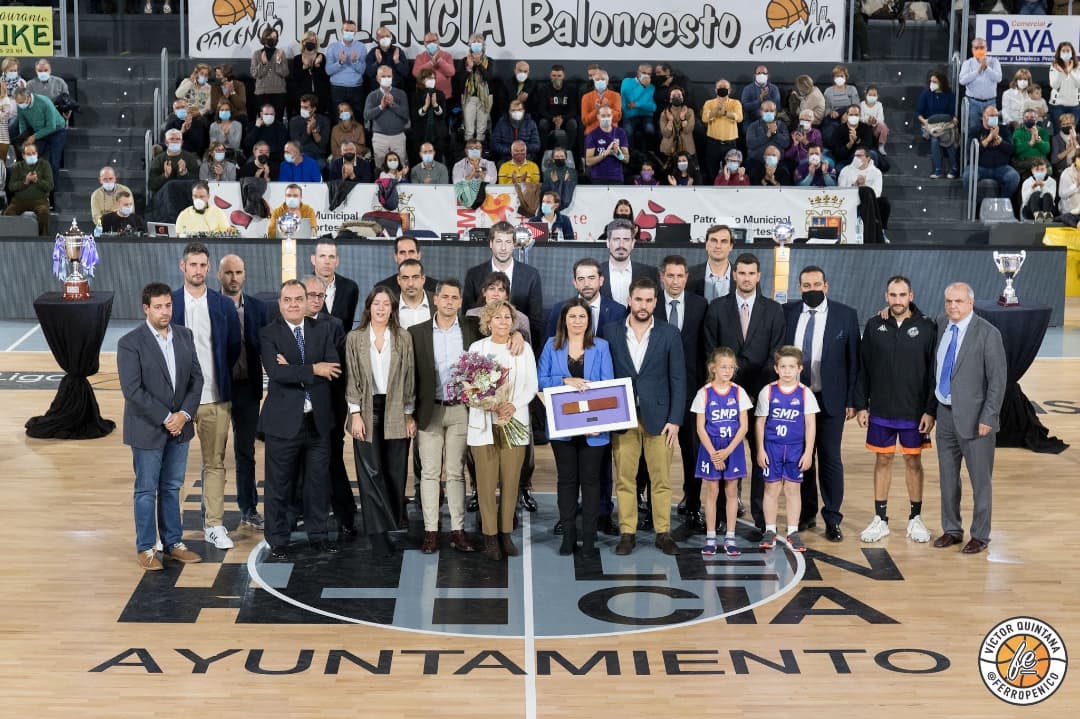 Palencia_Basket's tweet photo. Ayer vivimos un partido muy especial. 

Pudimos homenajear a Fernando Martínez-Zulaica que se llevó el aplauso y el cariño de todos los que saben que es una persona que hizo un poquito más grande esta ciudad y este deporte. 

Siempre estarás con nosotros, Fernando. 💜 https://t.co/SWPNcAclu8