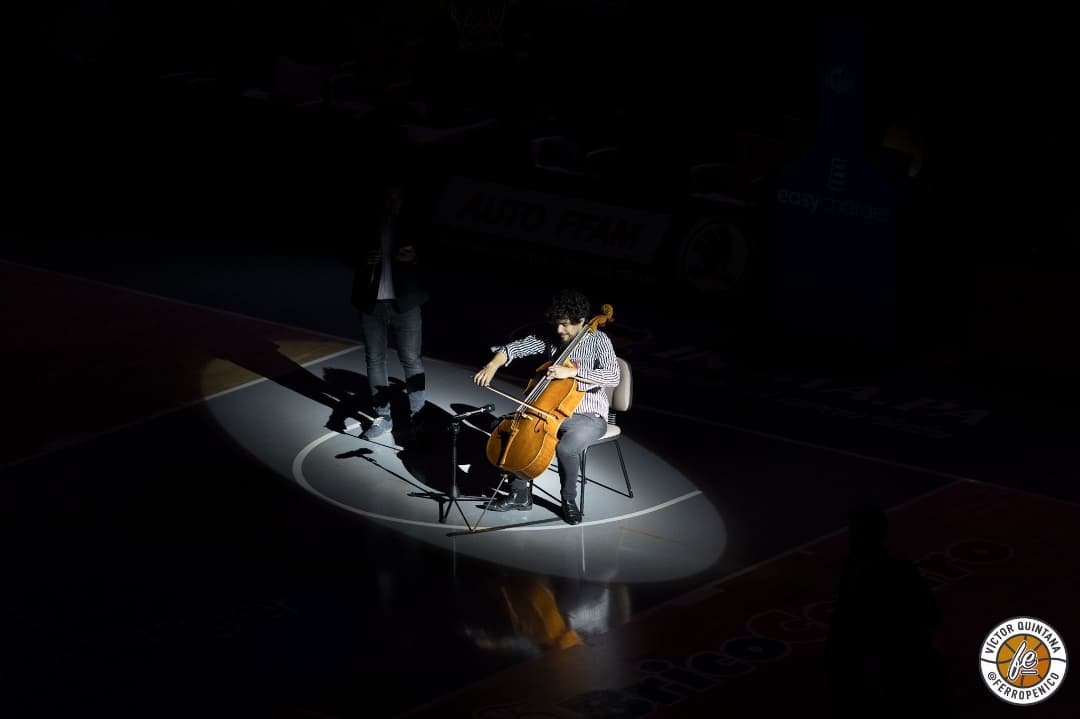 Palencia_Basket's tweet photo. Ayer vivimos un partido muy especial. 

Pudimos homenajear a Fernando Martínez-Zulaica que se llevó el aplauso y el cariño de todos los que saben que es una persona que hizo un poquito más grande esta ciudad y este deporte. 

Siempre estarás con nosotros, Fernando. 💜 https://t.co/SWPNcAclu8