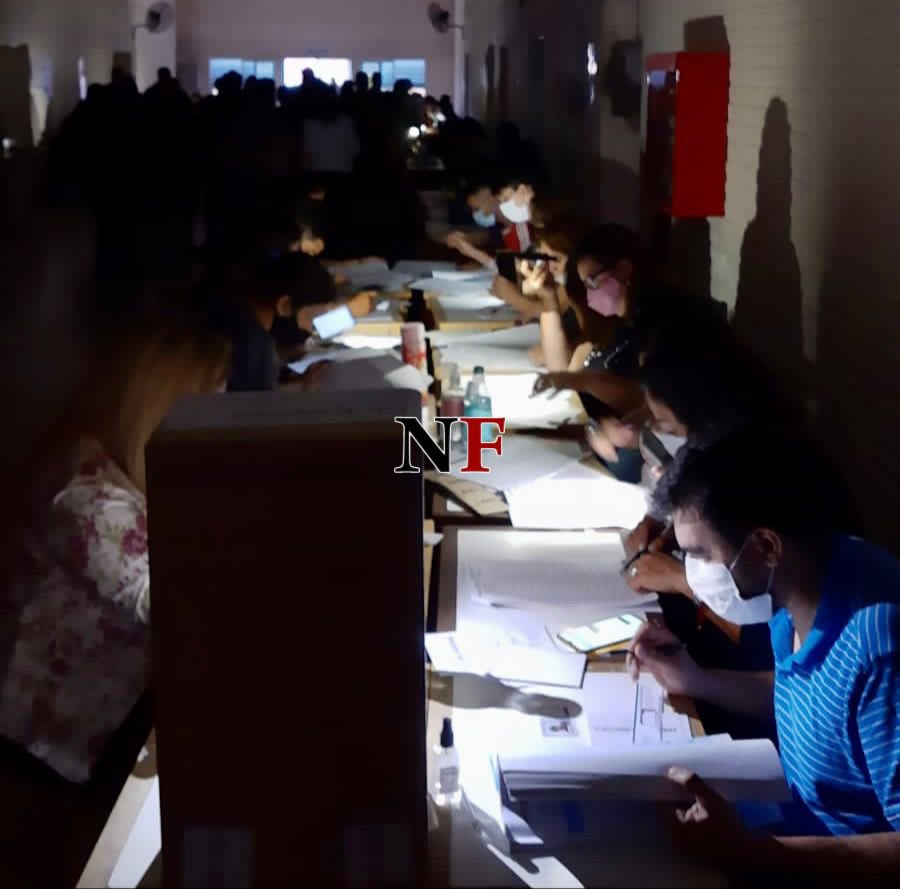 NoticiasFsaOk's tweet photo. #FormosaDecide | En la Escuela 398 del barrio Guadalupe, “se vota, a pesar del corte de luz”.
📲 Utilizan celulares para iluminar padrones. 🌧 Además, llueve. #CuartoOscuroMuyOscuro #14N https://t.co/P8pLrJW8b4