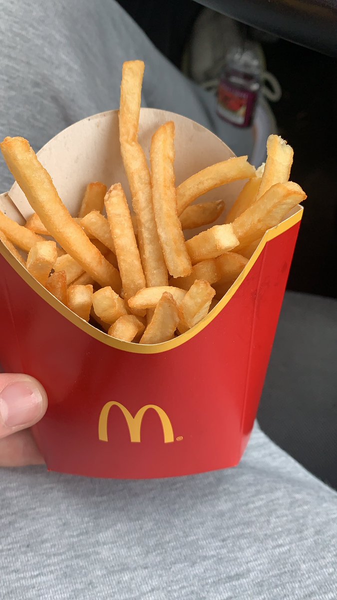 AggletonThomas's tweet photo. @McDonaldsUK  what is this monstrosity ? could u have cooked the chips any longer ? https://t.co/QMri89Un0I