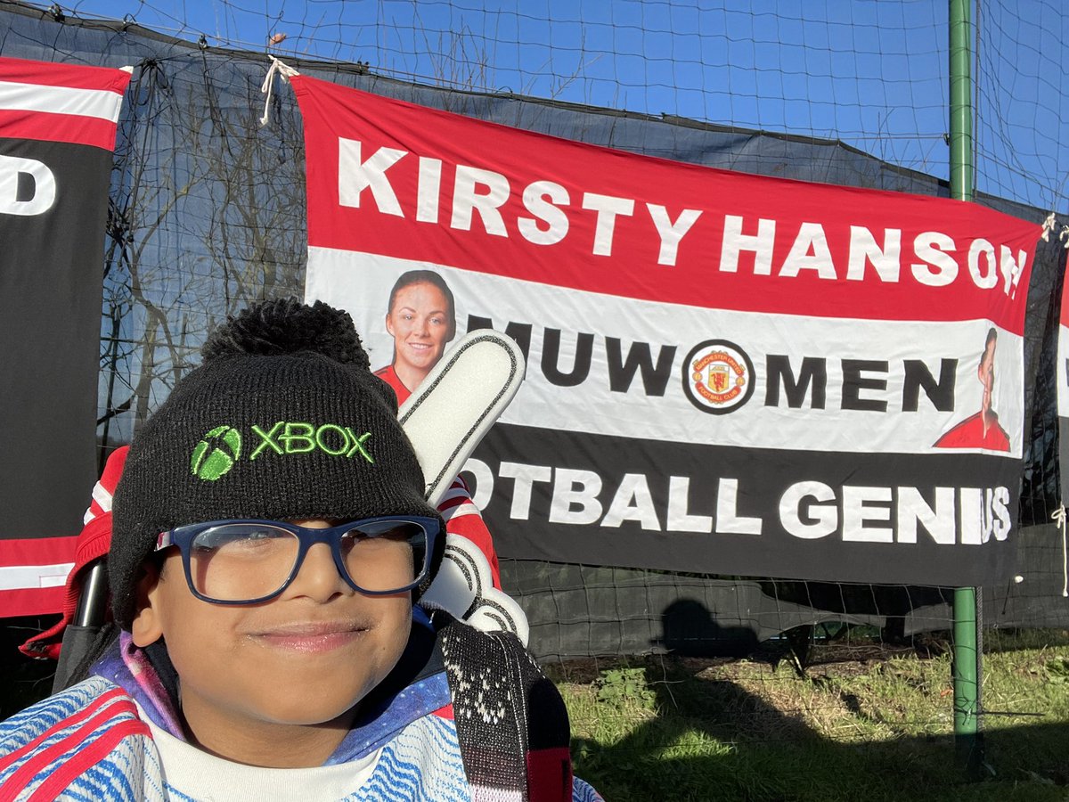 bennymufc's tweet photo. Little man at WHP @KirstyHanson3 flag up. Little man is ready come on United #MUWomen #EVEMUN #WaltonHallPark #BarclaysFAWSL #ManchesterUnited #MUFC #WomensFootballWeekend #ManUnited #ManUtd #MU #United #ManchesterUtd #HansonFC #KirstyHanson #KH18 #Awaydays #Football #Zayden https://t.co/RbOjtbjG6r
