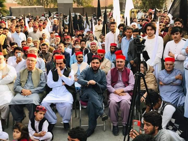 HakmanW's tweet photo. Today Protest give us more strength, When we see the Baloch sisters @MahrangBaloch_ along with other HR activists participate PTM Quetta Protest for the release of PTM central leader MNA @Aliwazirna50 & other members. #UnityIsEverything
#ReleasePashtunDetainees
@ManzoorPashteen https://t.co/pxFiqvtYVd