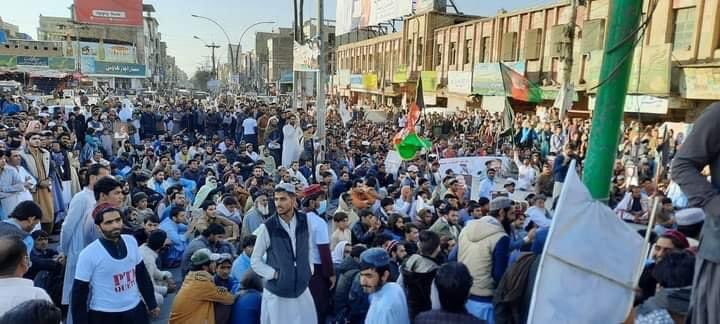 Pashteenidrees1's tweet photo. کوہٹہ میں علی وزیر ،حنیف پشتین ،اویس ابدال اور رحمت شاہ محسود کی رہائی کیلئے ہزاروں کی تعداد میں لوگ مظاہرے میں شریک ہے ۔
ہم تمام سیاسی پارٹیوں اور بلوچ بھائیوں کا شکریہ ادا کرتے ہے جنہوں نے احتجاج میں شرکت کی اور ہمارے قی��یوں کیلئے آواز اٹھائی۔

 #ReleasePashtunDetainees https://t.co/3lniloeer5
