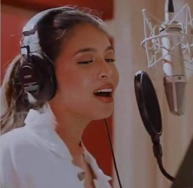 mainernimaine's tweet photo. STREAM 🎶🎵🎶🎵🎶🎵 
♡ #ParangKailanLang 
♡ #LostWithYou 

@mainedcm |#MaineMendoza https://t.co/KdMFoxssxP
