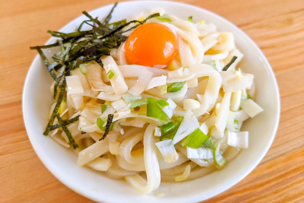 ごま油の風味で食欲が程よく刺激されそう！お手軽でとっても美味しそうな「うどん」レシピ！