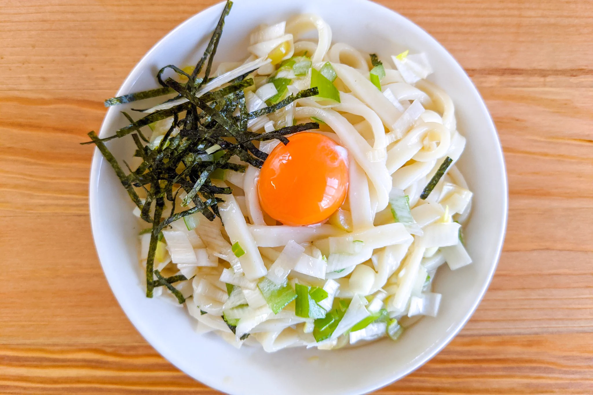 ごま油の風味で食欲が程よく刺激されそう！お手軽でとっても美味しそうな「うどん」レシピ！