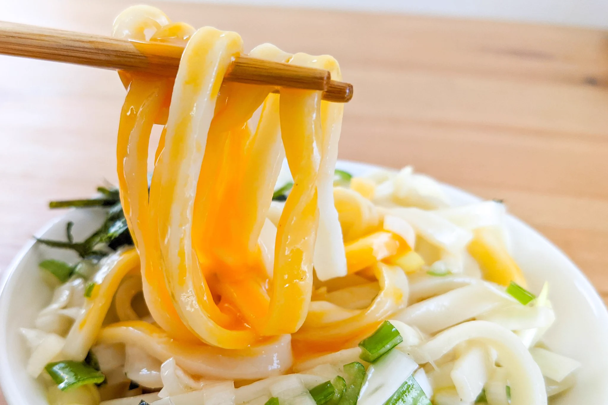 ごま油の風味で食欲が程よく刺激されそう！お手軽でとっても美味しそうな「うどん」レシピ！