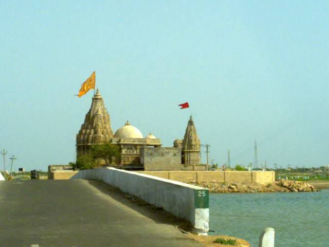 DhanrajNathwani's tweet photo. Dwarka is a pious land &amp; a devotional atmosphere needs to be maintained. 
Concerned authorities should take strict action for encroachment done by Egg and Meat vendors on main road leading to Rukshmani temple.
@COLLECTORDWK @CDHO_Dwarka @mamdwarka @DwarkaOfficial @GujaratTourism https://t.co/ayQSP3n5Oz